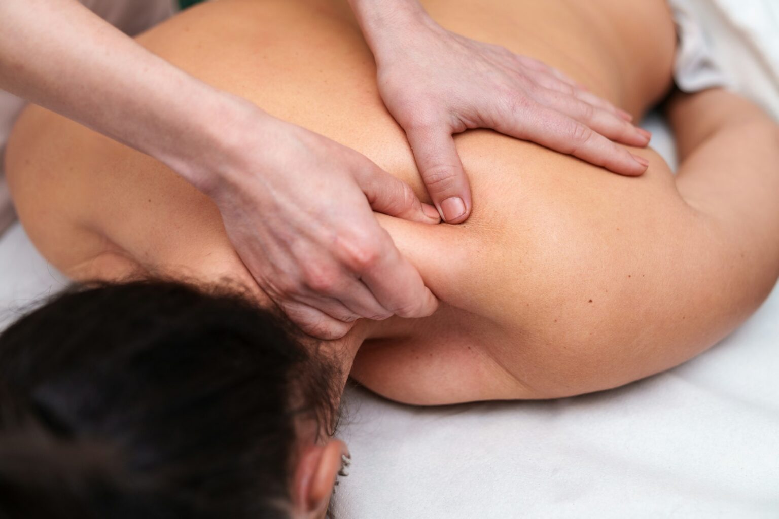 Gulshan Spa One deep tissue massage on female client by a professional therapist 1536x1024 1